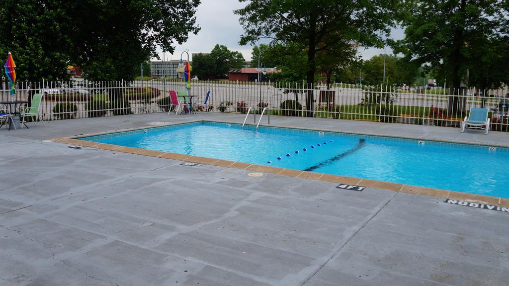 Days Inn Kansas City-Worlds Of Fun מראה חיצוני תמונה