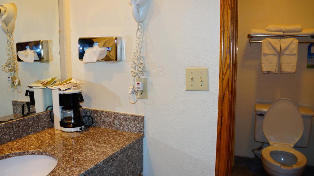 Days Inn Kansas City-Worlds Of Fun חדר תמונה